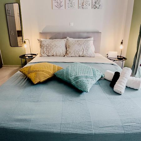 Metro Chic Haven: Modernized Urban Studio Near The Tram Athens Ngoại thất bức ảnh
