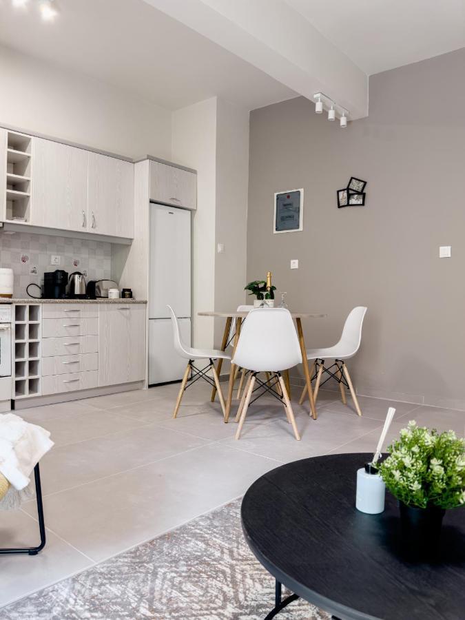Metro Chic Haven: Modernized Urban Studio Near The Tram Athens Ngoại thất bức ảnh