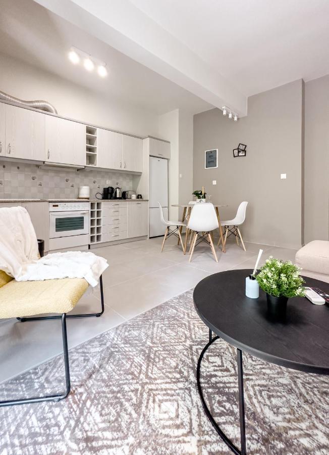 Metro Chic Haven: Modernized Urban Studio Near The Tram Athens Ngoại thất bức ảnh