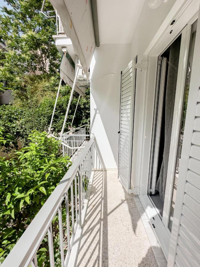 Metro Chic Haven: Modernized Urban Studio Near The Tram Athens Ngoại thất bức ảnh