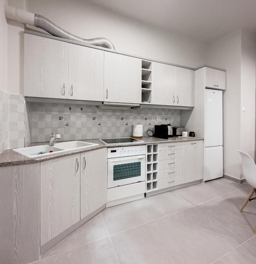 Metro Chic Haven: Modernized Urban Studio Near The Tram Athens Ngoại thất bức ảnh
