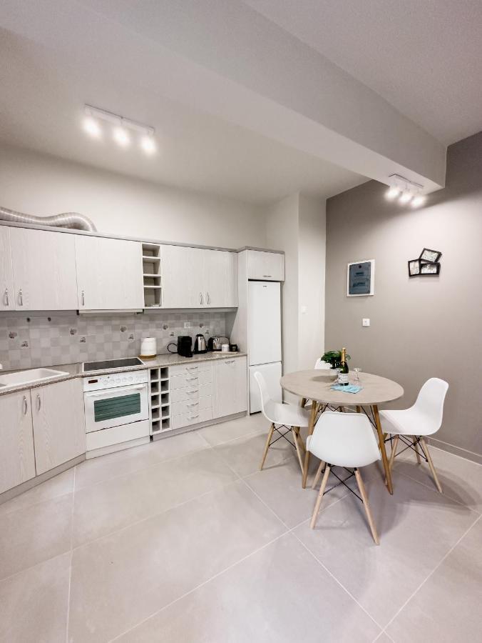 Metro Chic Haven: Modernized Urban Studio Near The Tram Athens Ngoại thất bức ảnh