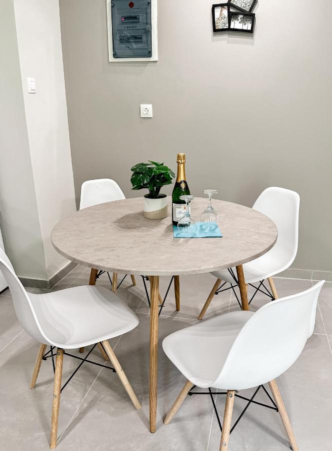 Metro Chic Haven: Modernized Urban Studio Near The Tram Athens Ngoại thất bức ảnh