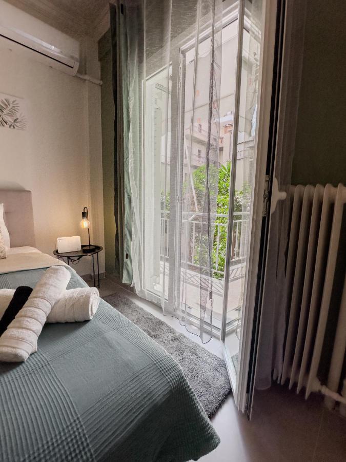 Metro Chic Haven: Modernized Urban Studio Near The Tram Athens Ngoại thất bức ảnh