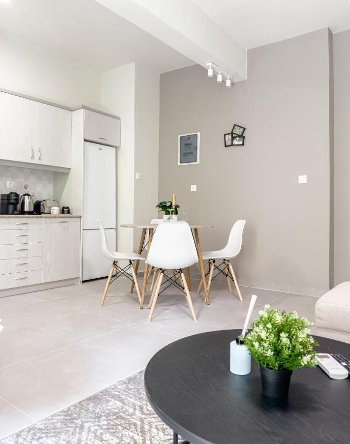 Metro Chic Haven: Modernized Urban Studio Near The Tram Athens Ngoại thất bức ảnh