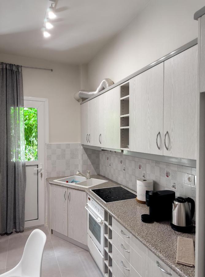 Metro Chic Haven: Modernized Urban Studio Near The Tram Athens Ngoại thất bức ảnh