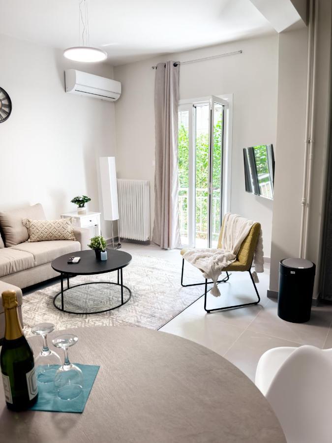 Metro Chic Haven: Modernized Urban Studio Near The Tram Athens Ngoại thất bức ảnh